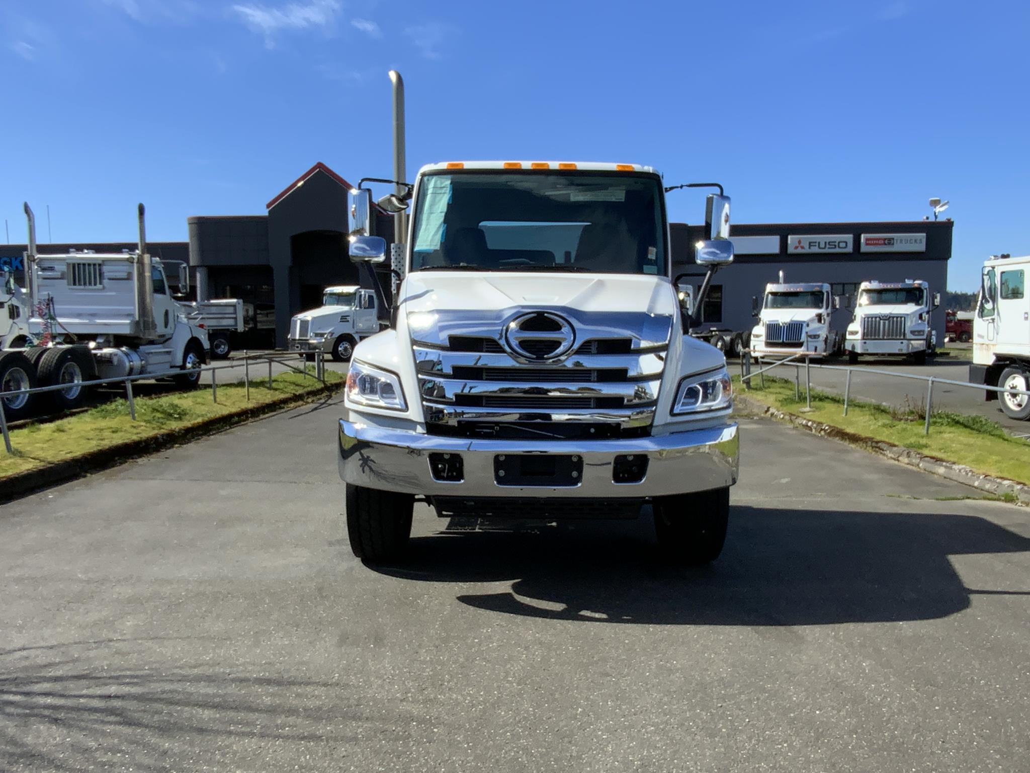 2026 HINO XL8 - image 2 of 6