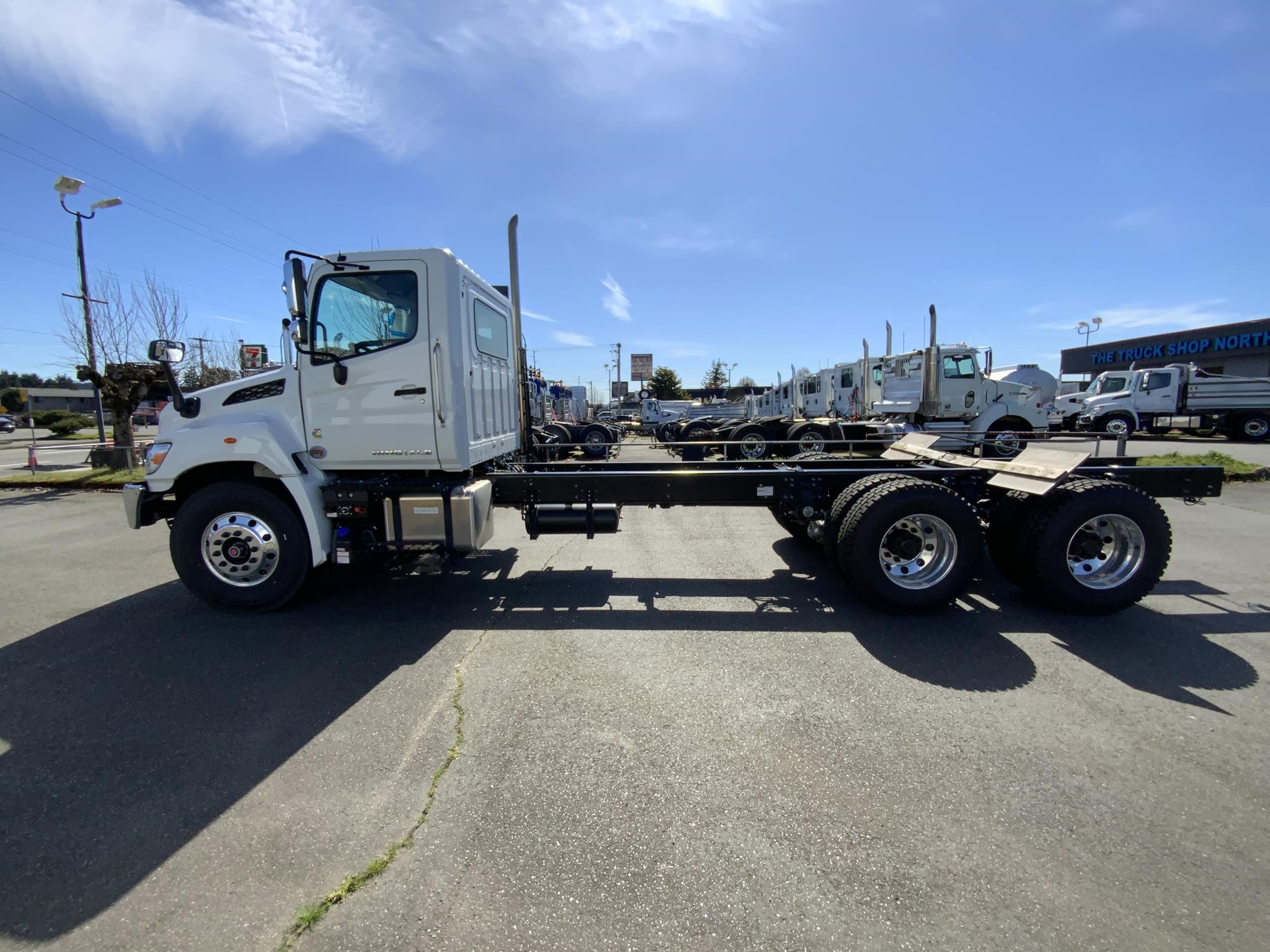 2026 HINO XL8 - image 3 of 6