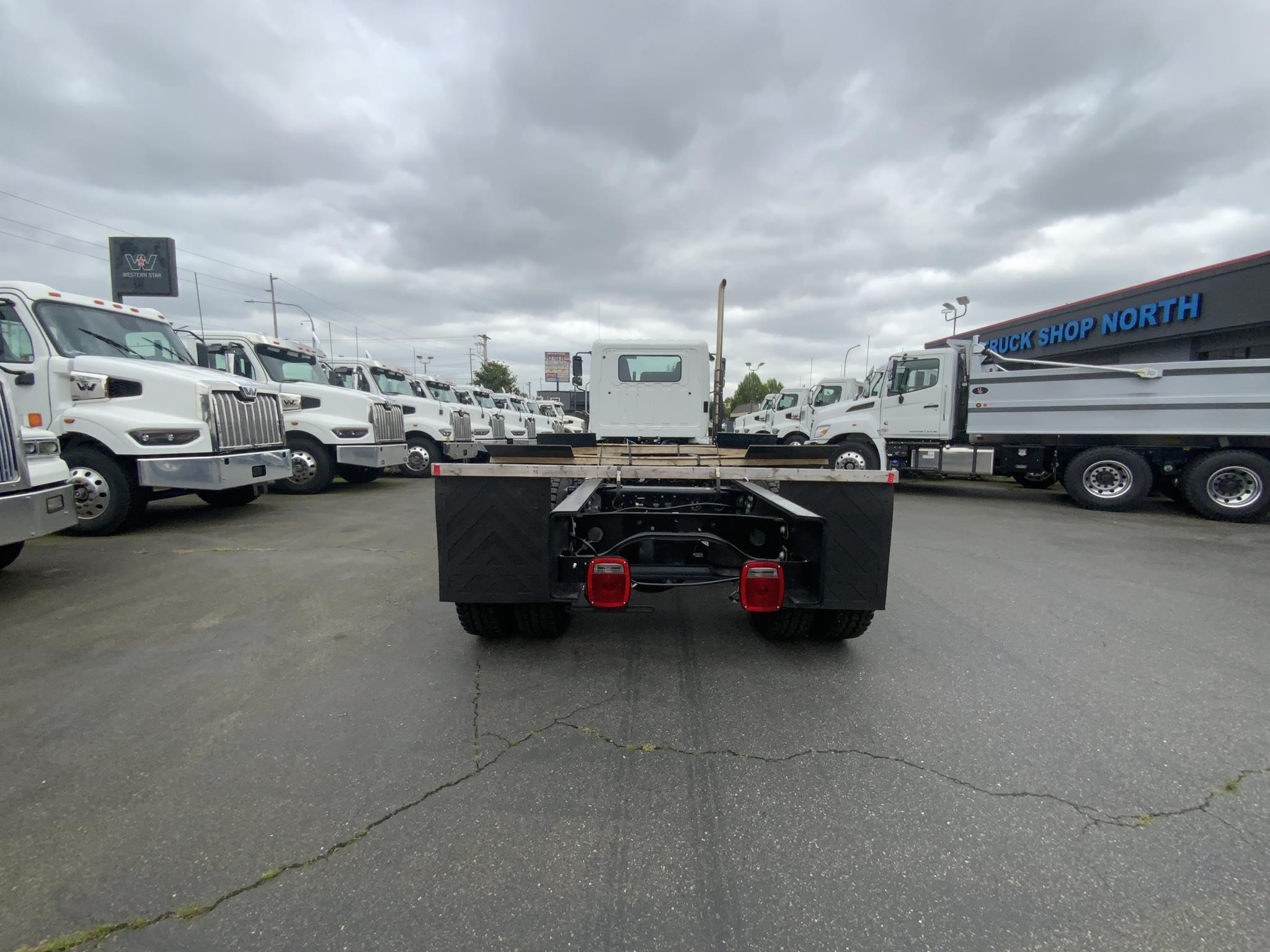 2026 HINO XL8 - image 5 of 6