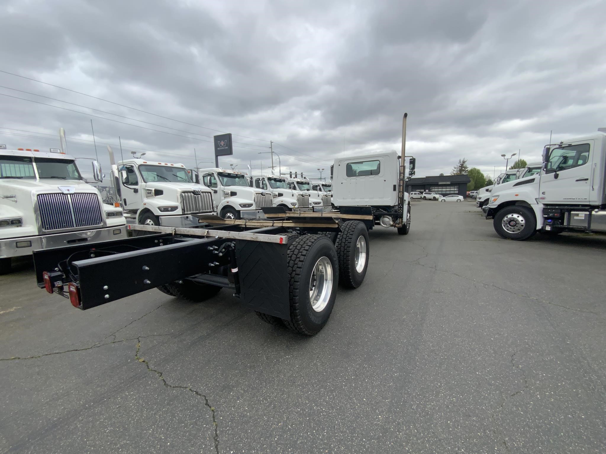 2026 HINO XL8 - image 6 of 6