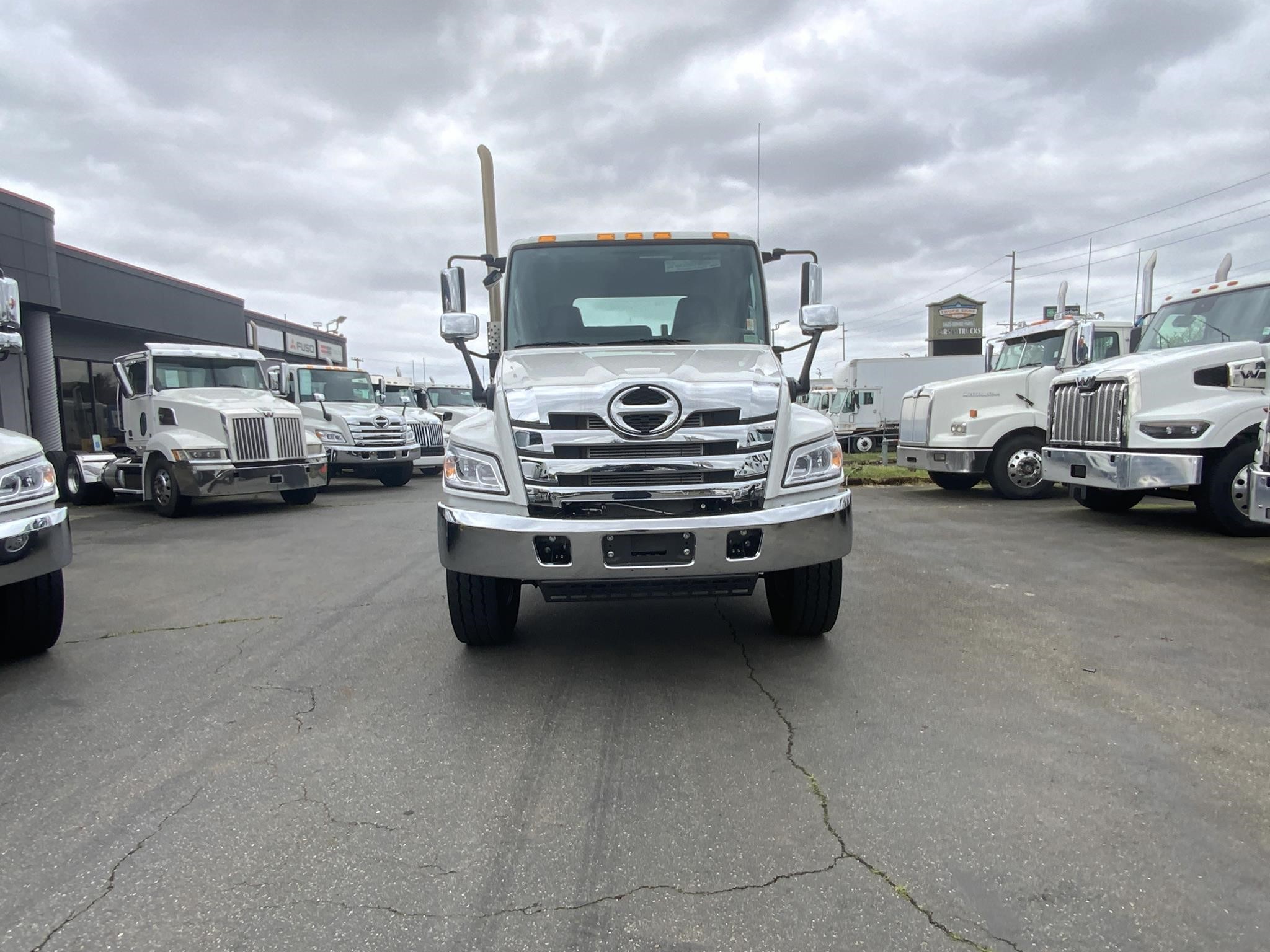 2026 HINO XL8 - image 2 of 6