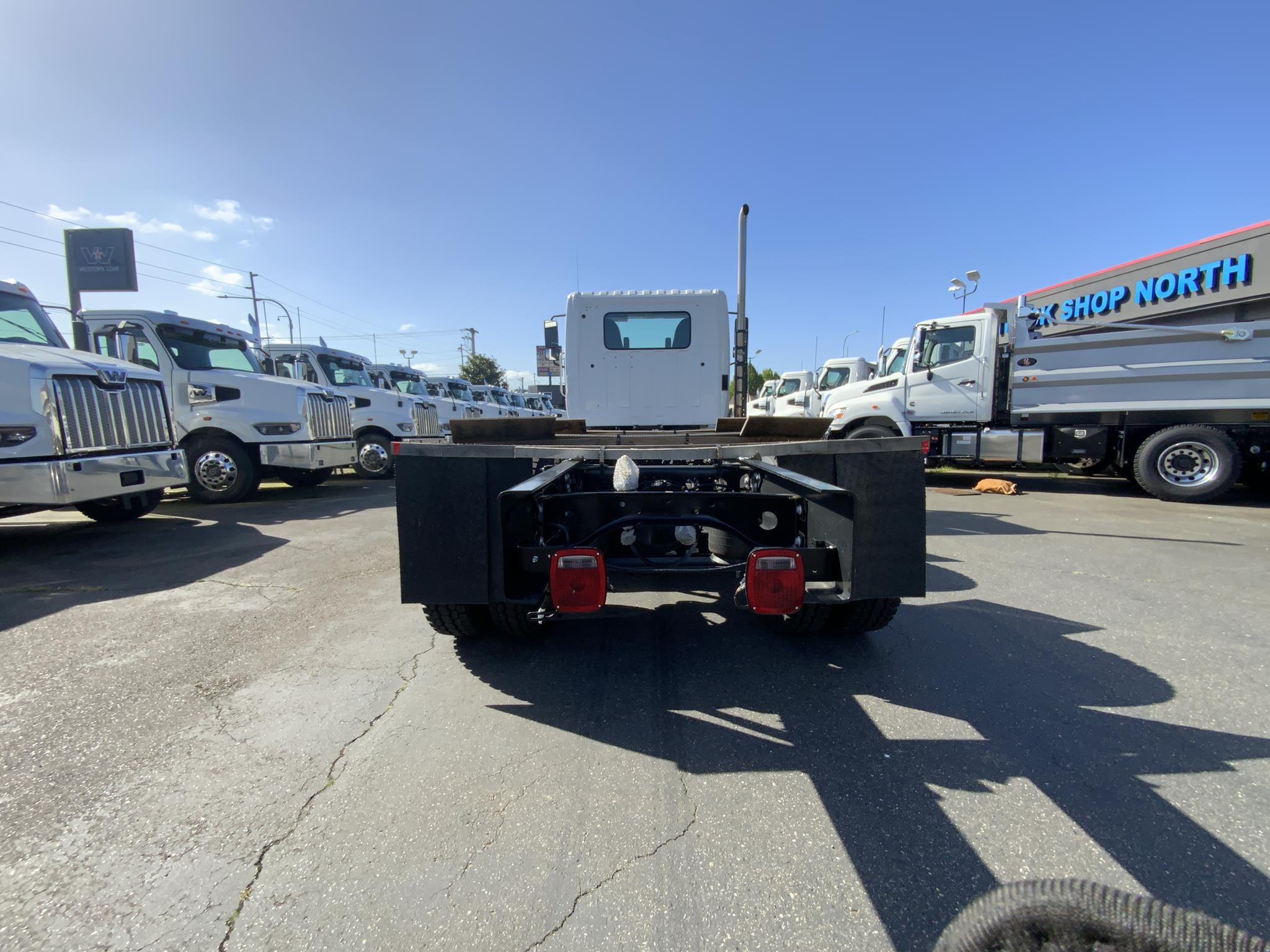 2026 HINO XL8 - image 5 of 6