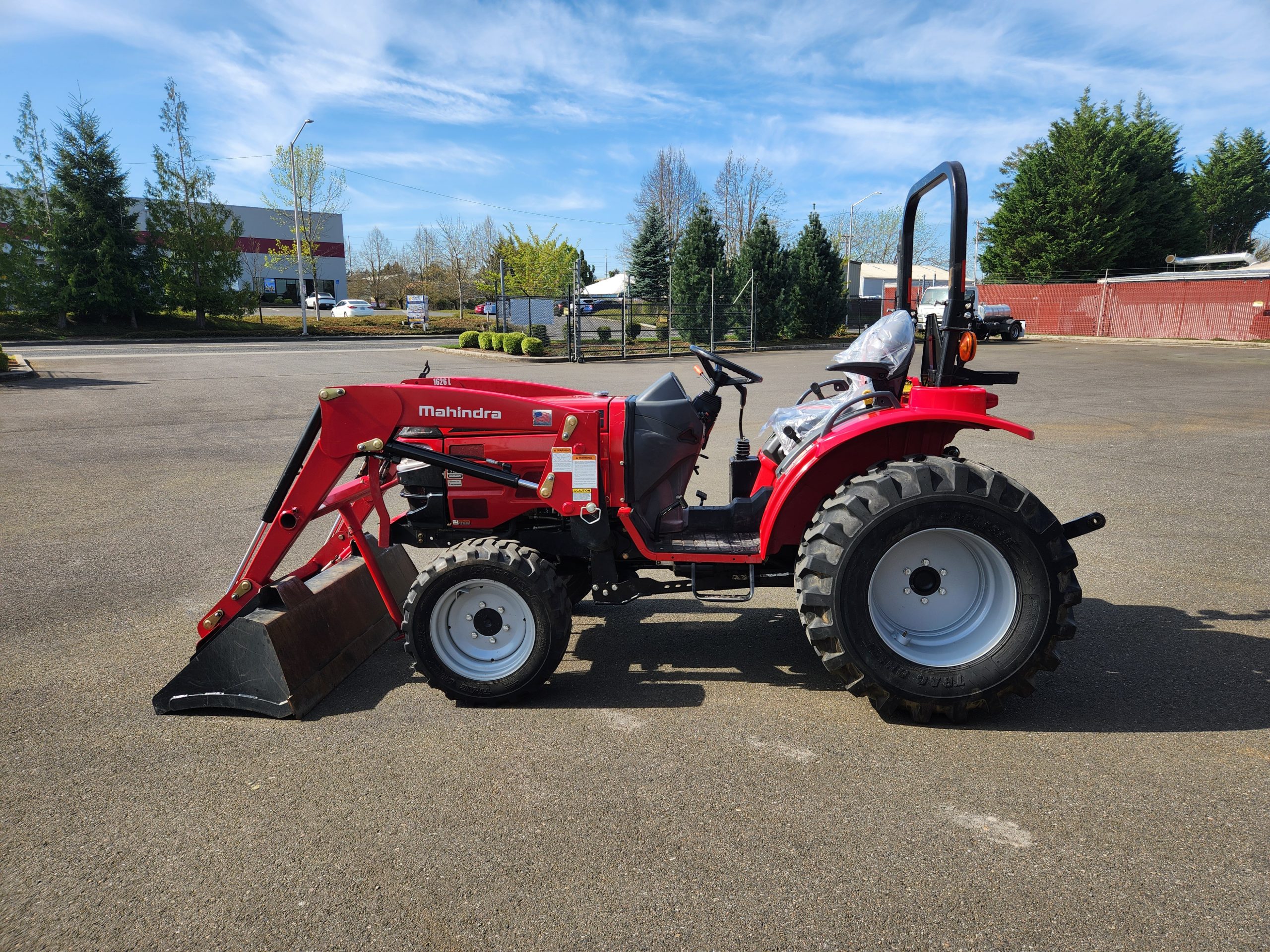 Mahindra 1626 HST Compact Tractor | 3-Range Hydrostatic & 4WD - image 3 of 6