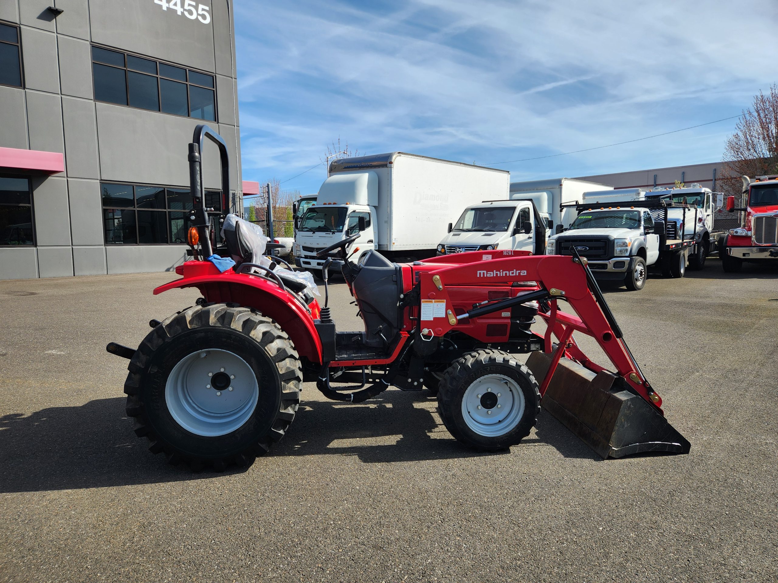 Mahindra 1626 HST Compact Tractor | 3-Range Hydrostatic & 4WD - image 5 of 6