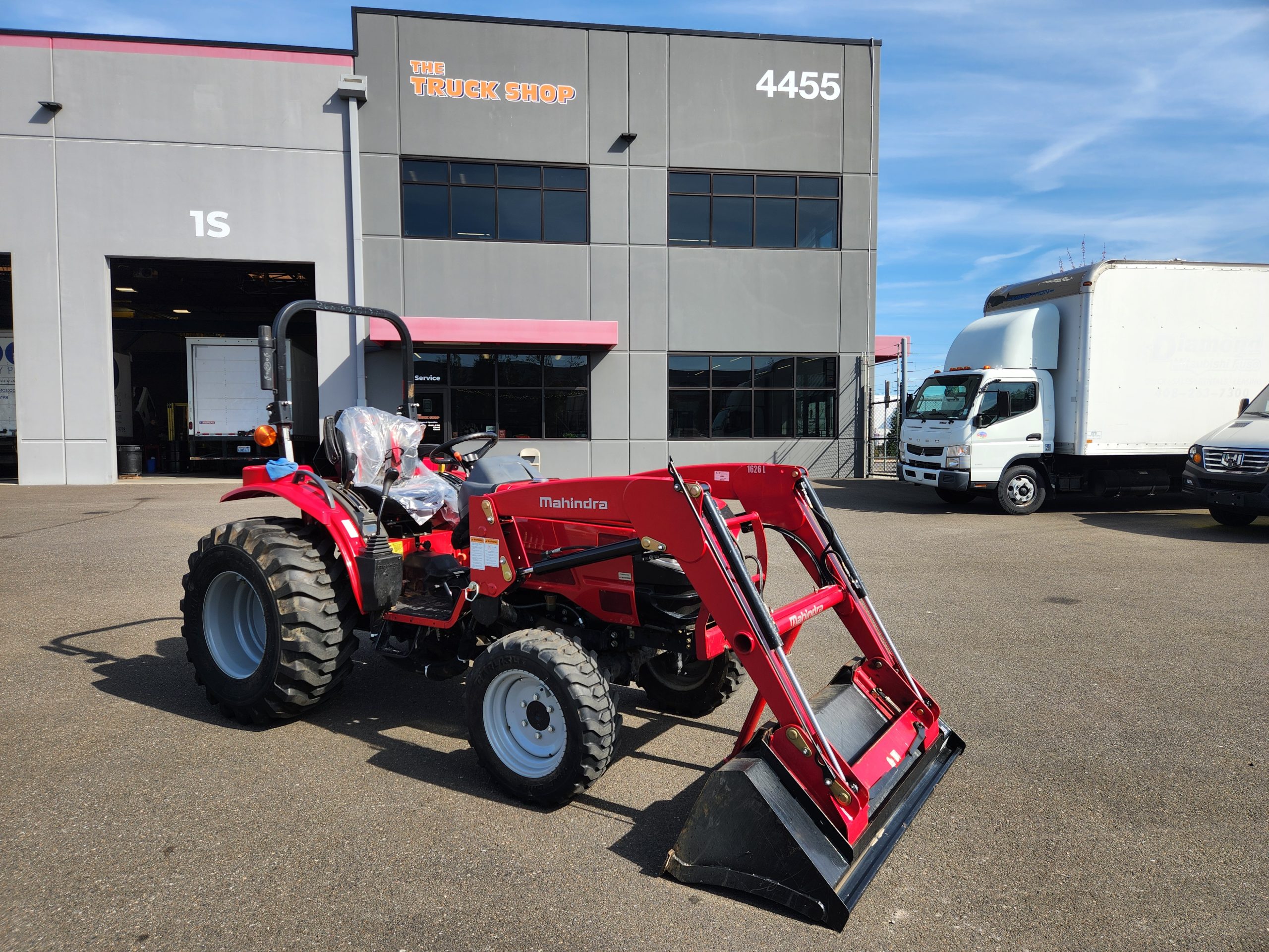 Mahindra 1626 HST Compact Tractor | 3-Range Hydrostatic & 4WD - image 6 of 6