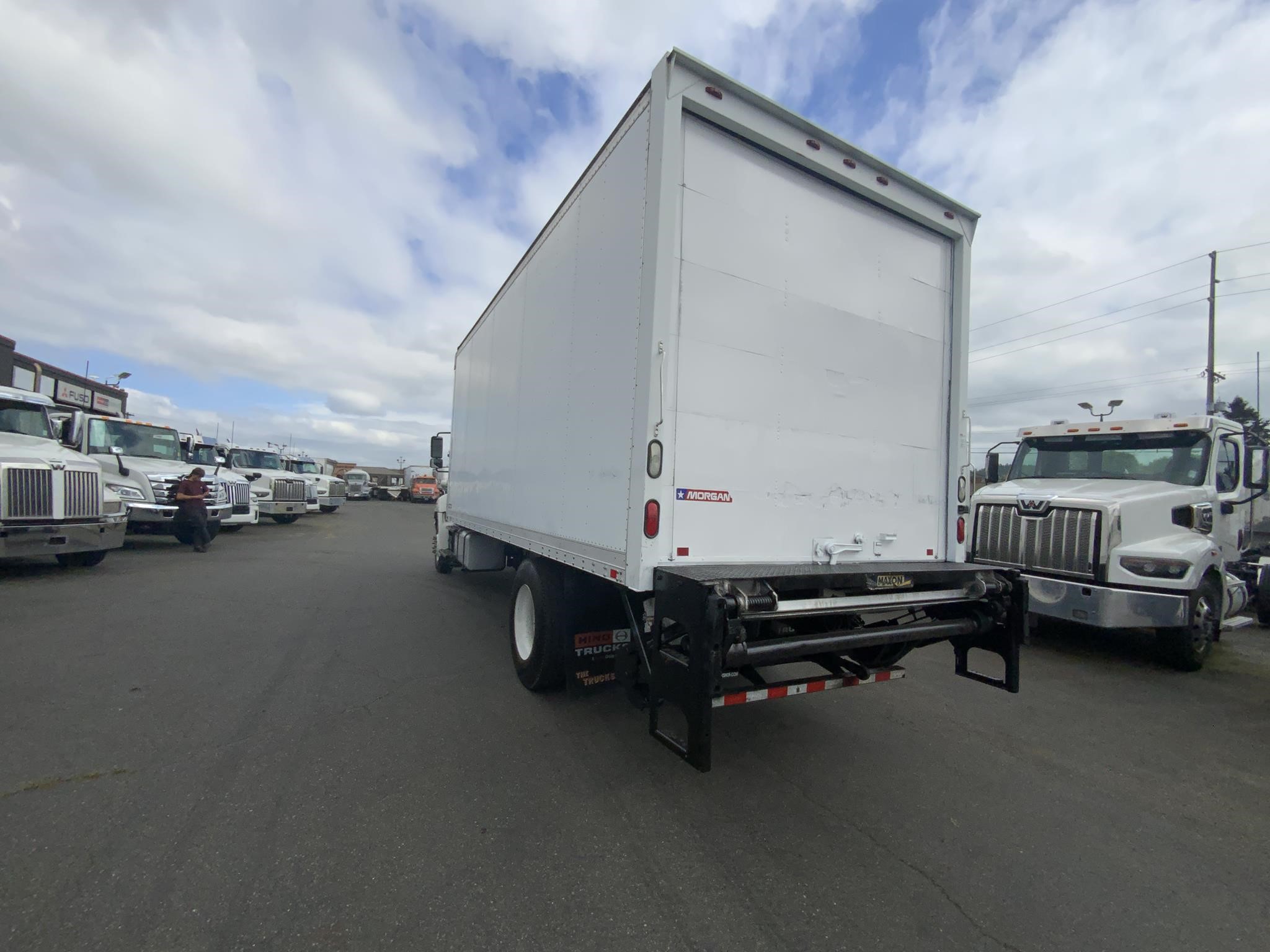 2014 HINO 268 - image 4 of 6
