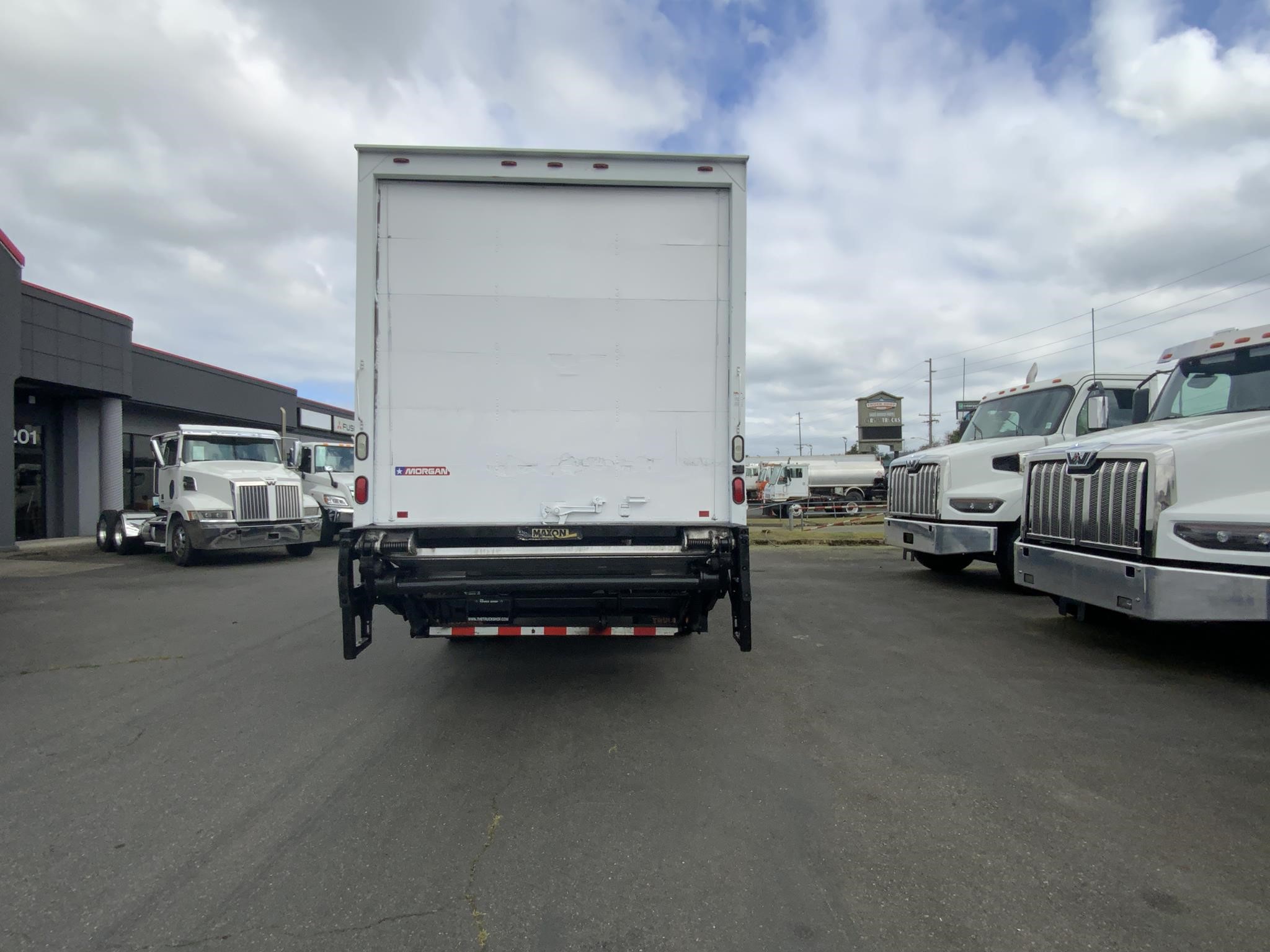 2014 HINO 268 - image 5 of 6