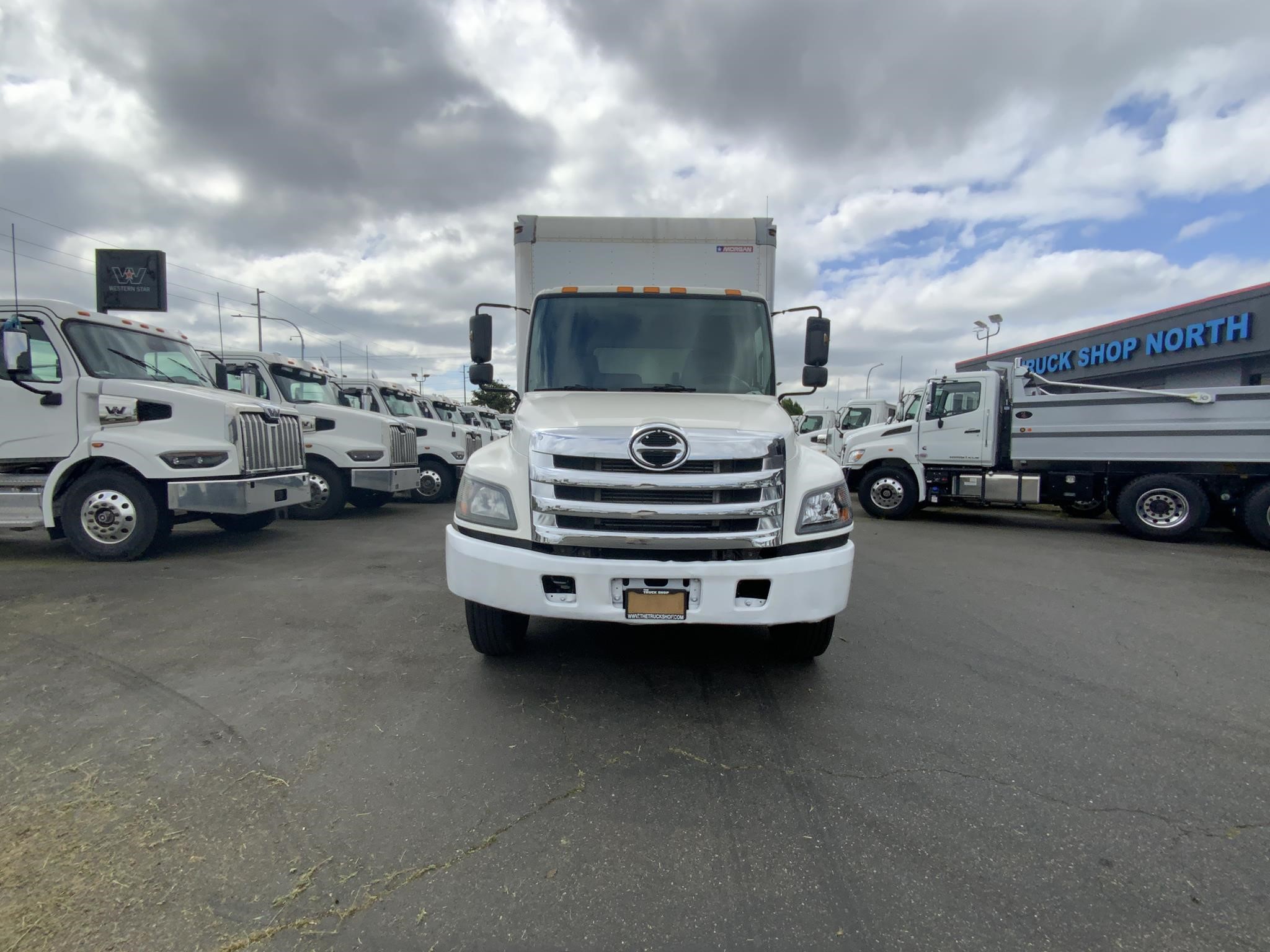 2014 HINO 268 - image 2 of 6